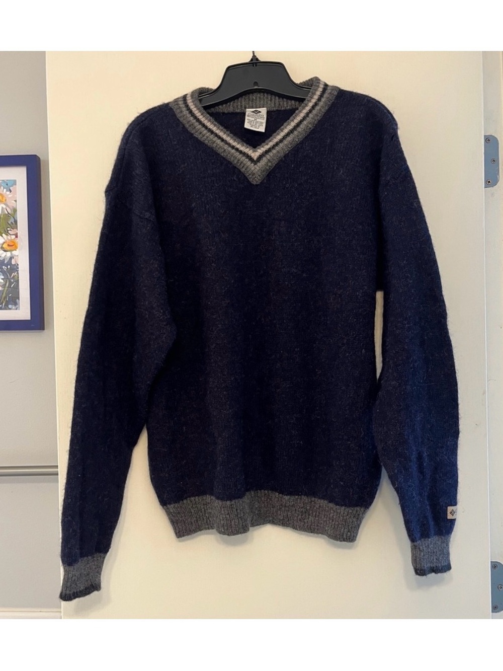 Vintage Columbia Sportswear 100% Shetland Wool V-neck Pullover Navy Sweater